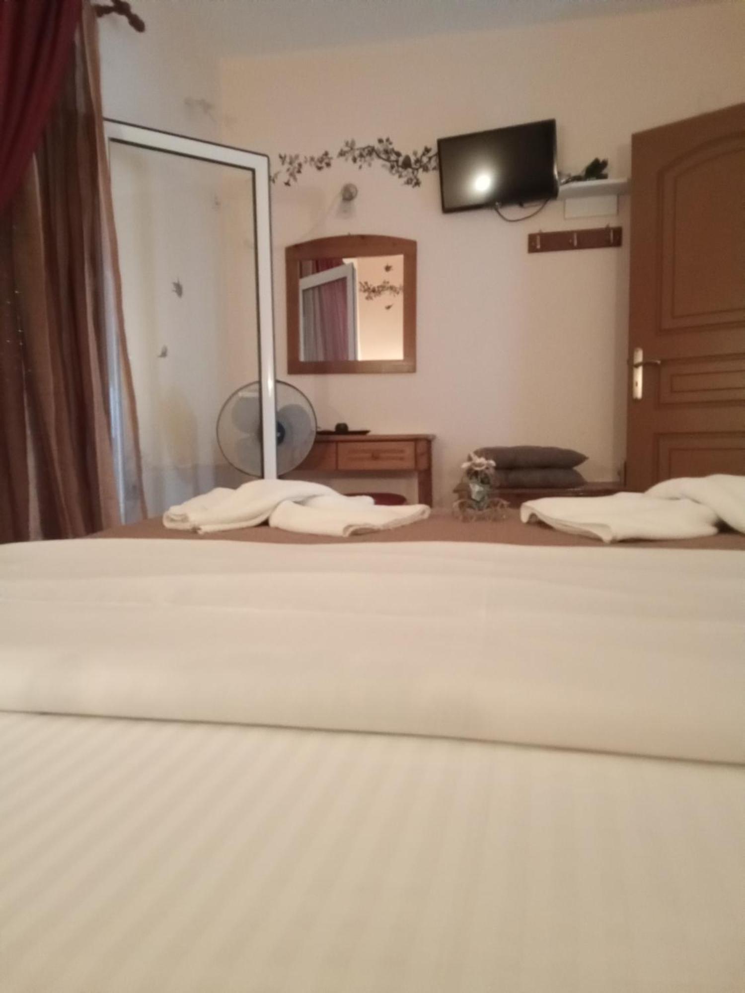 Delfini Aparthotel Akhladheri Exterior photo